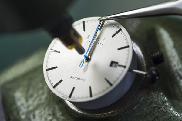 腕時計組立工場 作業風景